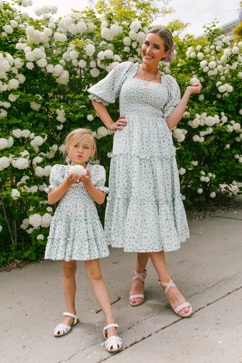 Vestidos de princesa a juego con manga farol y estampado floral blanco para mamá e hija5