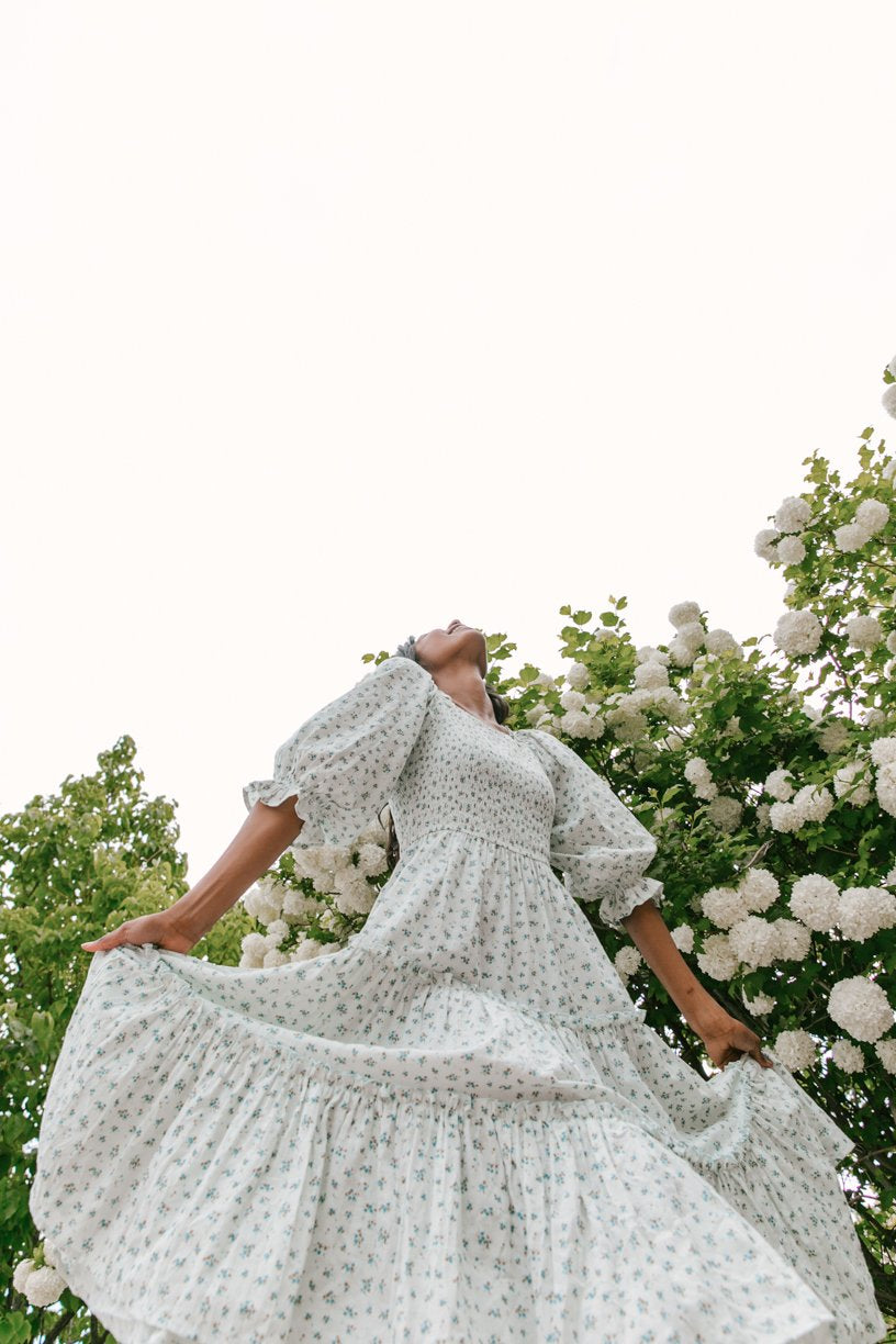 Vestidos de princesa a juego con manga farol y estampado floral blanco para mamá e hija5