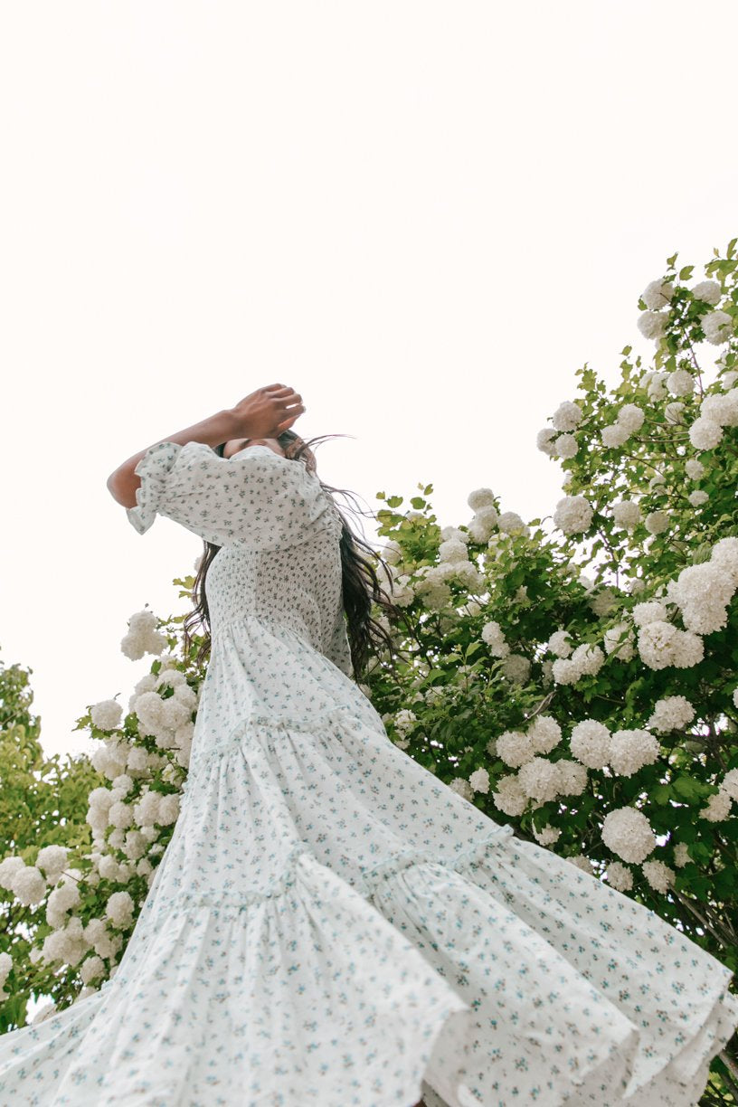 Vestidos de princesa a juego con manga farol y estampado floral blanco para mamá e hija5