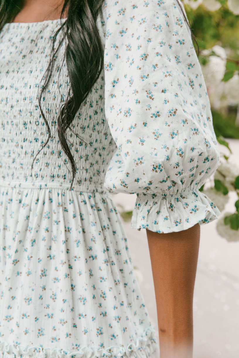 Vestidos de princesa a juego con manga farol y estampado floral blanco para mamá e hija5