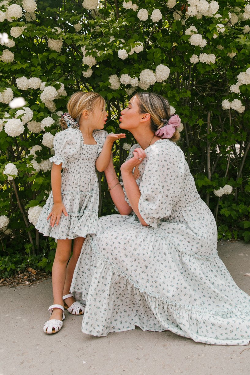 Vestidos de princesa a juego con manga farol y estampado floral blanco para mamá e hija5