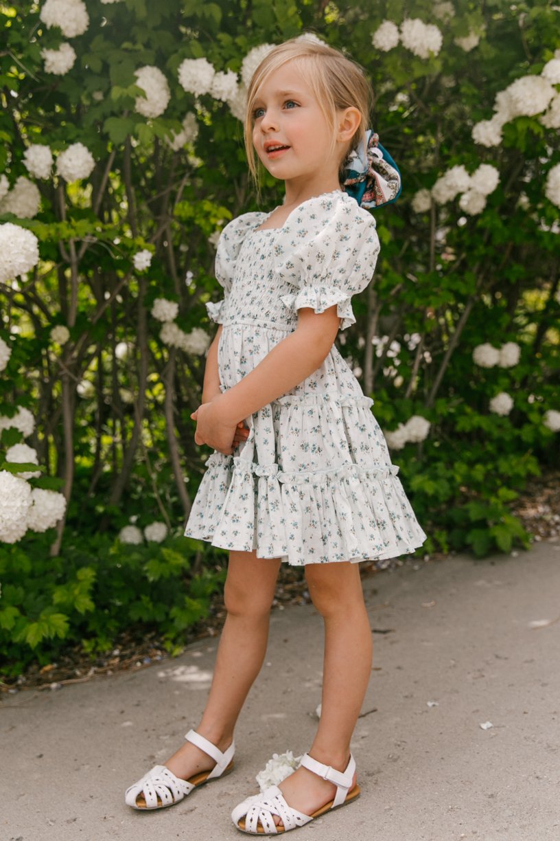 Vestidos de princesa a juego con manga farol y estampado floral blanco para mamá e hija5