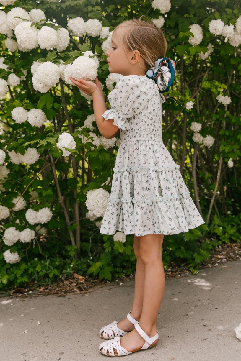 Vestidos de princesa a juego con manga farol y estampado floral blanco para mamá e hija5