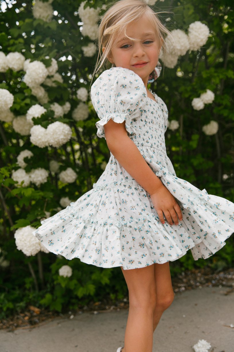 Vestidos de princesa a juego con manga farol y estampado floral blanco para mamá e hija5